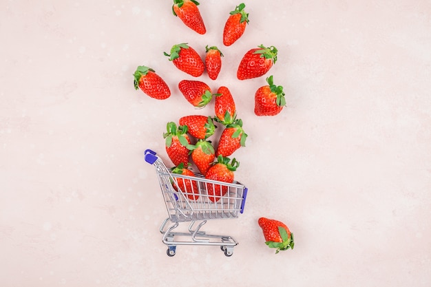 Composizione del concetto di shopping con fragole