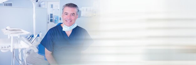 Composizione del dentista maschio sorridente in chirurgia con scie luminose sfocate