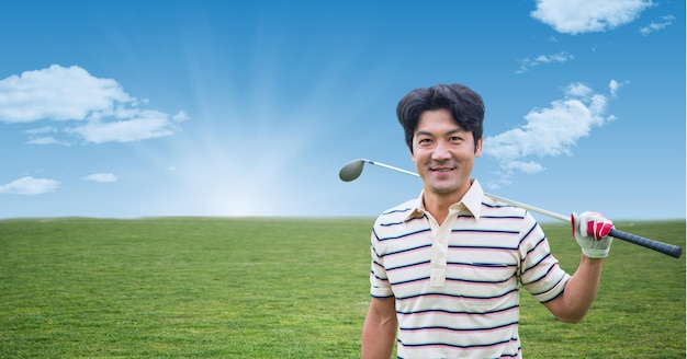 Composizione del giocatore di golf maschile che tiene il club sopra il cielo blu e nuvole