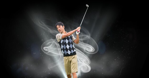 Composizione del giocatore di golf maschio asiatico che tiene mazza da golf sopra le nuvole su fondo nero