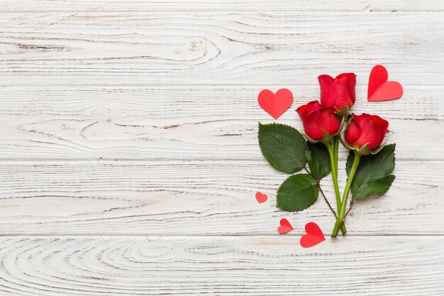 Composizione del giorno di San Valentino con fiore di rosa e cuore rosso sul tavolo Spazio di copia piatto vista dall'alto Concetto di vacanza