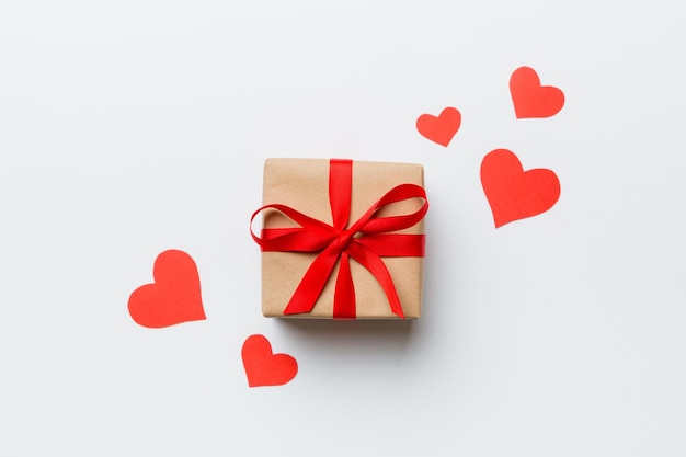 Composizione del giorno di San Valentino Confezione regalo di sfondo rosso con fiocco e cuore Regalo di Natale Vista dall'alto Biglietto di auguri di vacanza