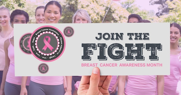 Composizione del logo del nastro rosa e del testo del cancro al seno, con un gruppo eterogeneo di donne sorridenti