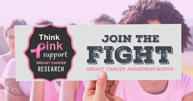 Composizione del logo del nastro rosa e del testo del cancro al seno, con un gruppo eterogeneo di donne sorridenti