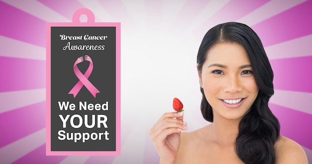 Composizione del logo del nastro rosa e del testo del cancro al seno, con una giovane donna sorridente