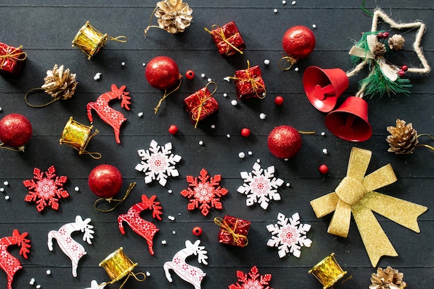 Composizione del nuovo anno Decorazioni per l'albero di Natale palle su uno sfondo di legno Vista dall'alto piatta