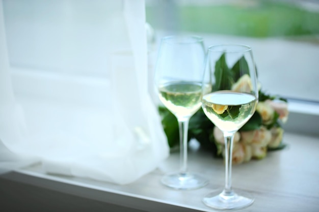 Composizione delicata di appuntamento romantico con vino e fiori