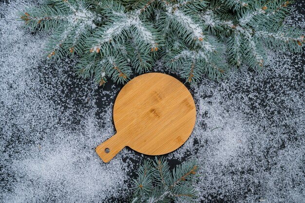 Composizione dell'alimento per le vacanze di Natale su sfondo di neve con spazio di copia per il tuo testo