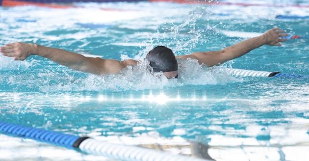 Composizione dell'uomo che nuota in piscina