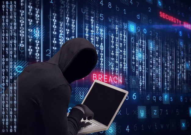 Composizione della codifica binaria e del testo di avvertenza sulla criminalità informatica su hacker nel cofano utilizzando laptop