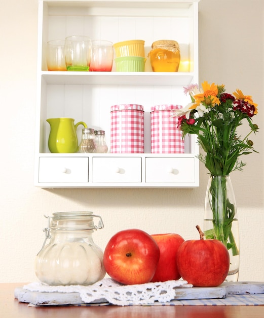 Composizione della cucina sul tavolo sullo sfondo dello scaffale