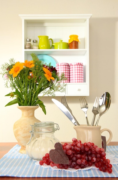 Composizione della cucina sul tavolo sullo sfondo dello scaffale