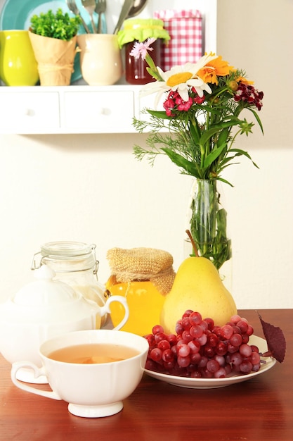 Composizione della cucina sul tavolo sullo sfondo dello scaffale