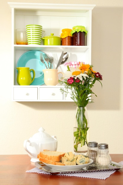 Composizione della cucina sul tavolo sullo sfondo dello scaffale