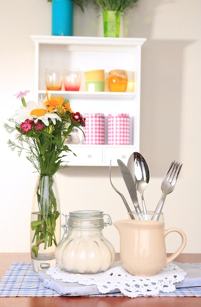 Composizione della cucina sul tavolo sullo sfondo dello scaffale