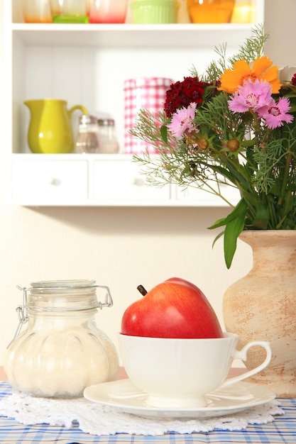 Composizione della cucina sul tavolo sullo sfondo dello scaffale