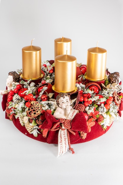 Composizione della tavola di Natale Bella decorazione alberi di Natale candele stelle luci e accessori eleganti Buon Natale e Buone Feste Modello