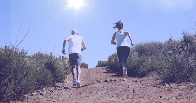 Composizione della vista posteriore di un uomo e di una donna che corrono in campagna