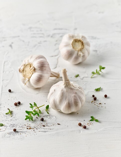 Composizione di aglio e spezie sul tavolo da cucina bianco