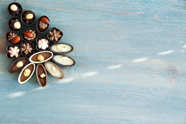 Composizione di antipasti di caramelle al cioccolato su fondo di legno, spazio di copia
