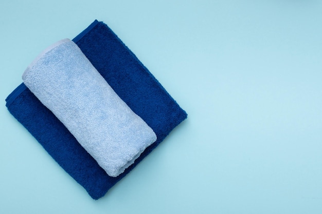 Composizione di asciugamani in cotone colorato il concetto di morbidezza e purezza