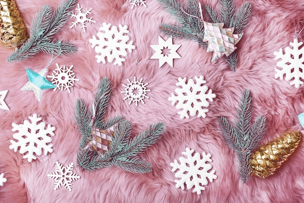 Composizione di bellissime decorazioni natalizie e rami di conifere su sfondo peloso