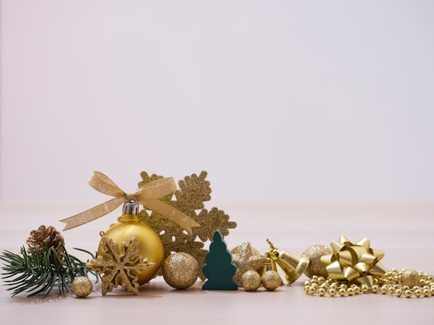 Composizione di bellissime decorazioni natalizie su fondo in legno. Spazio per il testo