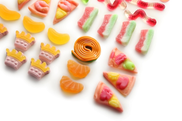 Composizione di caramelle colorate su sfondo bianco