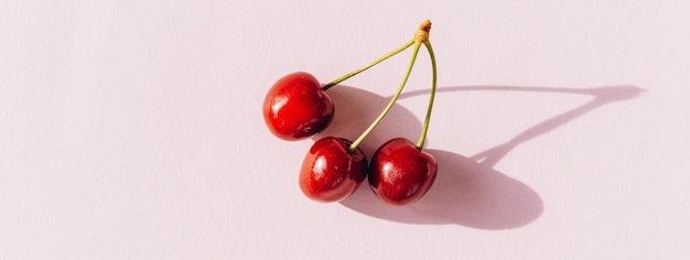 Composizione di ciliegie dolci su sfondo rosa