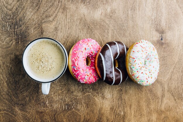 Composizione di colazione ciambelle colorate con diversi stili di colore di ciambelle e caffè