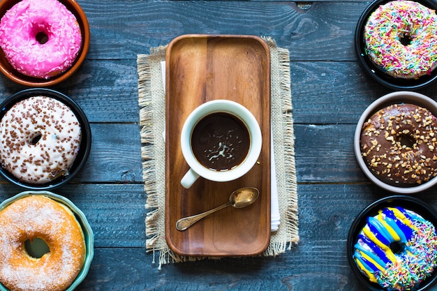 Composizione di colazione ciambelle colorate con diversi stili di colore