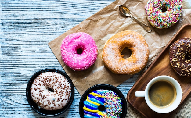 Composizione di colazione ciambelle colorate con diversi stili di colore