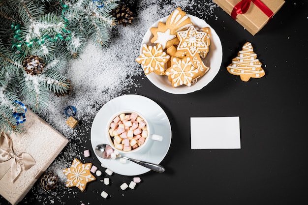 Composizione di decorazioni natalizie e capodanno tazze di caffè con marshmallows gingerbread