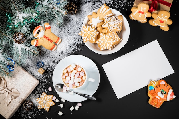 Composizione di decorazioni natalizie e capodanno tazze di caffè con marshmallows gingerbread