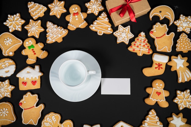 Composizione di decorazioni natalizie e capodanno tazze di caffè con marshmallows gingerbread