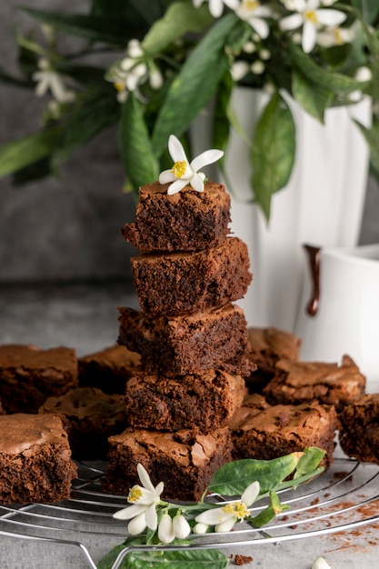 Composizione di deliziosi brownies fatti in casa