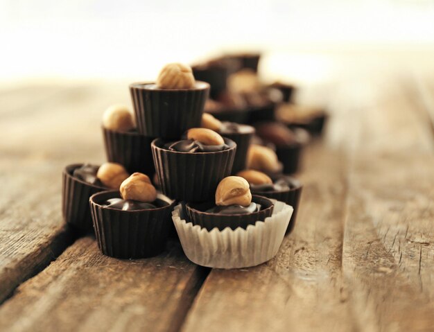 Composizione di diverse caramelle al cioccolato su fondo di legno