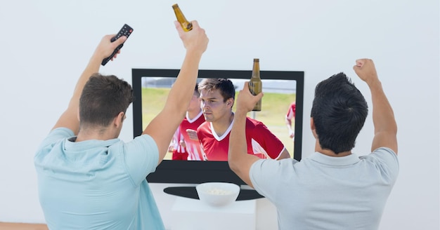 Composizione di due appassionati di sport maschi che guardano la partita di calcio in tv