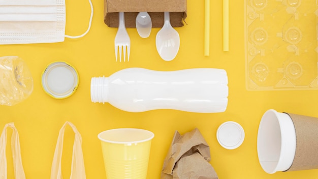 Composizione di elementi in plastica non ecologici piatti