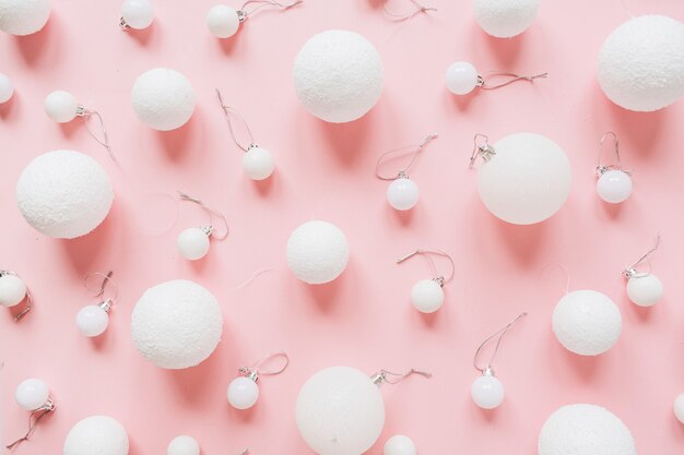 Composizione di festa di Natale Capodanno. Palline di Natale, palline, decorazioni in rosa