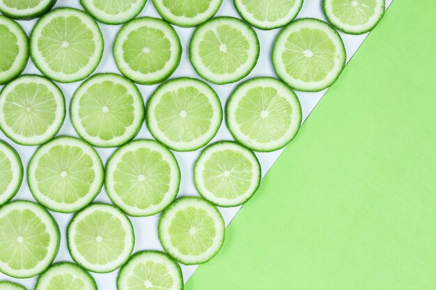 Composizione di fette di limone verde fresco