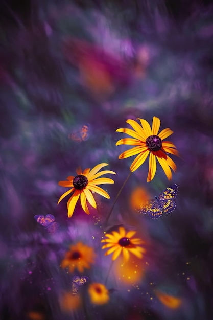 Composizione di fiori gialli e farfalle volanti Cartolina artistica su sfondo viola