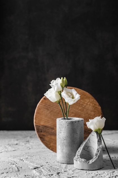 Composizione di fiori in vaso grigio