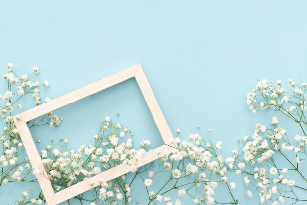 Composizione di fiori romantica. Fiori bianchi del gypsophila, struttura della foto su fondo blu pastello.