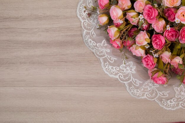 Composizione di fiori su backgound in legno per il concetto di matrimonio o anniversay