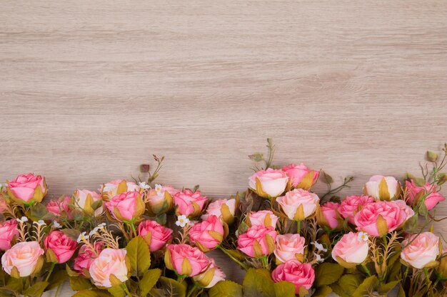 Composizione di fiori su backgound in legno per il concetto di matrimonio o anniversay