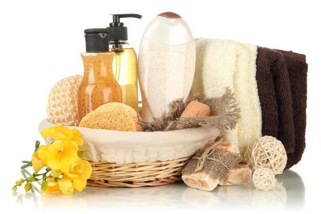 Composizione di flaconi cosmetici e sapone nel carrello isolato su bianco