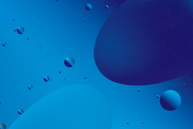 Composizione di forme blu e bolle che formano un modello astratto che ricorda le superfici liquide