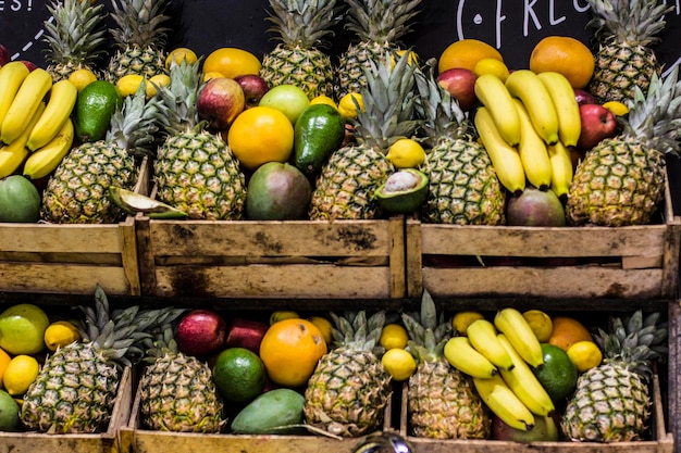 Composizione di frutta al juice bar ananas, banane. Foto realizzata ad Atene, in Grecia