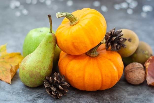 Composizione di frutti autunnali, zucche e pere.